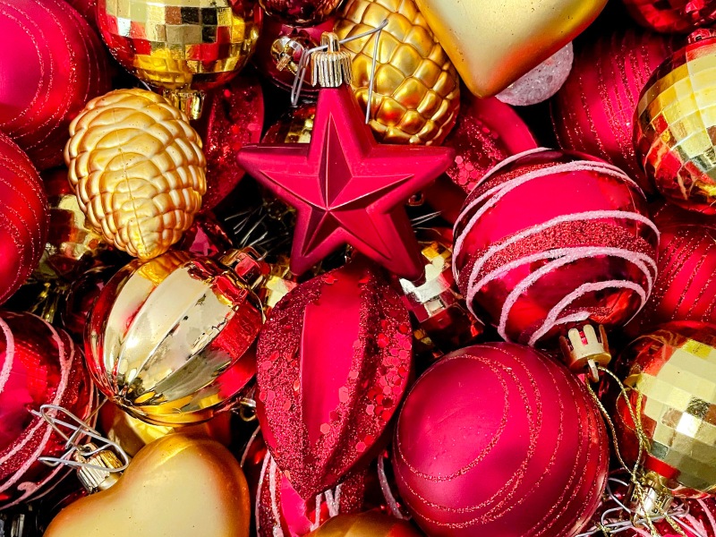Sparkling Red and Gold Baubles Jigsaw Puzzle